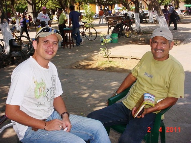 Jaime Ibarra Pasos, de la RN, conversa con Nestor Melendez, del PLC